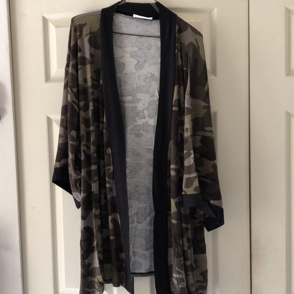 New in package open front camo kimono runs big
